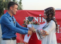 Bostanlı Evlilik Teklifi Organizasyonu bostanli evlilik teklifi organizasyonu 7 İzmir Organizasyon Mucizeye paralel ve rekreatif bir evlilik teklifi organizasyonu yapmak mı istiyorsunuz? Eş adayınızla birlikte masal kıvamında kliplere sürükleneceğiniz, bir evlilik teklifi organizasyonu sizi bekliyor. Kız arkadaşınız için tamamen sürprizlerle dolu olan bu organizasyon sadece sizinler için değil etrafınızda panaromik olarak sizleri hayretler içerisinde izleyen başka gözler de olması da evlilik teklifi organizasyonuna farklılık katıyor. Size uygun olan bir takvimde gün ve saatte bu organizasyonu kusursuzca gerçekleştirebiliyoruz. Gün batımının ufuk çizgisiyle birleştiği anda Bostanlının muhteşem atmosferini kapsayan akşam saatlerini tercih edebilirsiniz. Buna ilave olarak akşam saatlerini de öneriyor olacağız. Uzaktan kumanda ile hareketlenen yer volkanları ile çok enerjik bir görüntü elde edilmesine olanak sağlayacaktır. Evlilik teklifi organizasyonunu konuşlandırdığımız bölge, tüm Karşıyaka kıyı şeridinde denize dik uzanan tek alan üzerinde olmasıdır. Önerilen alan ağaçlıklı yapay bir tepe üzerinden başlayıp denize kadar uzanan bir dizi ahşap platformdan oluşuyor olması. Yüzey formundaki renk ve akıcılık, evlilik teklifi organize ettiğimiz çiftimizi deniz ile daha yakın bir ilişki kurmaları bakımından eşsiz bir manzara oluşturuyor. Bostanlı Evlilik Teklifi Organizasyonu