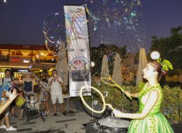 Bubble Show Balon Köpüğü Gösterisi bubble show balon kopugu gosterisi 10 İzmir Organizasyon Bubble show, bir diğer adıyla balon köpüğü gösterisi İzmir Organizasyon şirketimizin profesyonel ekibi tarafından gerçekleştirilmektedir. Hem çocukların hemde yetişkinlerin büyük bir hayranlıkla izleyeceği balon köpüğü gösterisi ile davetlilerinize eğlenceli bir gün yaşatıyoruz. Köpük balon gösterisi ile binlerce baloncuk oluşturuyor, profesyonel ekibimizle sahne gösterilerimize hız kesmeden devam ediyoruz. 15 yılı aşkın organizasyon tecrübemizle sektörde kendini kanıtlayan İzmir Organizasyon firmamız, başta İzmir olmak üzere, yakın çevresi, Ege Bölgesi ve Türkiye’nin tüm noktalarına ulaşıyoruz. Animasyon, organizasyon, ajans ve reklam, ekipman ve şişme oyuncak kiralama ve daha birçok alanda hizmet veriyoruz. Kaliteli ve son teknoloji ekipmanlarımız, profesyonel ekibimiz ve araçlarımızla istediğiniz tüm hizmetleri sizlere ulaştırıyor. Doğum günü organizasyonu, festival ve şenlik organizasyonu, AVM etkinlikleri, temalı parti organizasyonları, eğlence organizasyonu ve daha birçok organizasyonda köpük balon gösterisine yer verebilirsiniz. Bubble show – balon köpüğü gösterisi ve diğer tüm hizmetlerimiz ile ilgili bilgi almak için İzmir Organizasyon şirketimize ulaşabilirsiniz. İzmir Balon Köpüğü Gösterisi