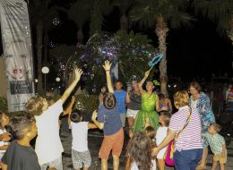 Bubble Show Balon Köpüğü Gösterisi bubble show balon kopugu gosterisi 12 İzmir Organizasyon Bubble show, bir diğer adıyla balon köpüğü gösterisi İzmir Organizasyon şirketimizin profesyonel ekibi tarafından gerçekleştirilmektedir. Hem çocukların hemde yetişkinlerin büyük bir hayranlıkla izleyeceği balon köpüğü gösterisi ile davetlilerinize eğlenceli bir gün yaşatıyoruz. Köpük balon gösterisi ile binlerce baloncuk oluşturuyor, profesyonel ekibimizle sahne gösterilerimize hız kesmeden devam ediyoruz. 15 yılı aşkın organizasyon tecrübemizle sektörde kendini kanıtlayan İzmir Organizasyon firmamız, başta İzmir olmak üzere, yakın çevresi, Ege Bölgesi ve Türkiye’nin tüm noktalarına ulaşıyoruz. Animasyon, organizasyon, ajans ve reklam, ekipman ve şişme oyuncak kiralama ve daha birçok alanda hizmet veriyoruz. Kaliteli ve son teknoloji ekipmanlarımız, profesyonel ekibimiz ve araçlarımızla istediğiniz tüm hizmetleri sizlere ulaştırıyor. Doğum günü organizasyonu, festival ve şenlik organizasyonu, AVM etkinlikleri, temalı parti organizasyonları, eğlence organizasyonu ve daha birçok organizasyonda köpük balon gösterisine yer verebilirsiniz. Bubble show – balon köpüğü gösterisi ve diğer tüm hizmetlerimiz ile ilgili bilgi almak için İzmir Organizasyon şirketimize ulaşabilirsiniz. Köpük Balon Bubble Show