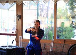 Bubble Show Balon Köpüğü Gösterisi bubble show balon kopugu gosterisi 13 İzmir Organizasyon Bubble show, bir diğer adıyla balon köpüğü gösterisi İzmir Organizasyon şirketimizin profesyonel ekibi tarafından gerçekleştirilmektedir. Hem çocukların hemde yetişkinlerin büyük bir hayranlıkla izleyeceği balon köpüğü gösterisi ile davetlilerinize eğlenceli bir gün yaşatıyoruz. Köpük balon gösterisi ile binlerce baloncuk oluşturuyor, profesyonel ekibimizle sahne gösterilerimize hız kesmeden devam ediyoruz. 15 yılı aşkın organizasyon tecrübemizle sektörde kendini kanıtlayan İzmir Organizasyon firmamız, başta İzmir olmak üzere, yakın çevresi, Ege Bölgesi ve Türkiye’nin tüm noktalarına ulaşıyoruz. Animasyon, organizasyon, ajans ve reklam, ekipman ve şişme oyuncak kiralama ve daha birçok alanda hizmet veriyoruz. Kaliteli ve son teknoloji ekipmanlarımız, profesyonel ekibimiz ve araçlarımızla istediğiniz tüm hizmetleri sizlere ulaştırıyor. Doğum günü organizasyonu, festival ve şenlik organizasyonu, AVM etkinlikleri, temalı parti organizasyonları, eğlence organizasyonu ve daha birçok organizasyonda köpük balon gösterisine yer verebilirsiniz. Bubble show – balon köpüğü gösterisi ve diğer tüm hizmetlerimiz ile ilgili bilgi almak için İzmir Organizasyon şirketimize ulaşabilirsiniz. Bubble Show