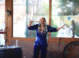 Bubble Show Balon Köpüğü Gösterisi bubble show balon kopugu gosterisi 14 İzmir Organizasyon Bubble show, bir diğer adıyla balon köpüğü gösterisi İzmir Organizasyon şirketimizin profesyonel ekibi tarafından gerçekleştirilmektedir. Hem çocukların hemde yetişkinlerin büyük bir hayranlıkla izleyeceği balon köpüğü gösterisi ile davetlilerinize eğlenceli bir gün yaşatıyoruz. Köpük balon gösterisi ile binlerce baloncuk oluşturuyor, profesyonel ekibimizle sahne gösterilerimize hız kesmeden devam ediyoruz. 15 yılı aşkın organizasyon tecrübemizle sektörde kendini kanıtlayan İzmir Organizasyon firmamız, başta İzmir olmak üzere, yakın çevresi, Ege Bölgesi ve Türkiye’nin tüm noktalarına ulaşıyoruz. Animasyon, organizasyon, ajans ve reklam, ekipman ve şişme oyuncak kiralama ve daha birçok alanda hizmet veriyoruz. Kaliteli ve son teknoloji ekipmanlarımız, profesyonel ekibimiz ve araçlarımızla istediğiniz tüm hizmetleri sizlere ulaştırıyor. Doğum günü organizasyonu, festival ve şenlik organizasyonu, AVM etkinlikleri, temalı parti organizasyonları, eğlence organizasyonu ve daha birçok organizasyonda köpük balon gösterisine yer verebilirsiniz. Bubble show – balon köpüğü gösterisi ve diğer tüm hizmetlerimiz ile ilgili bilgi almak için İzmir Organizasyon şirketimize ulaşabilirsiniz. İzmir Bubble Show