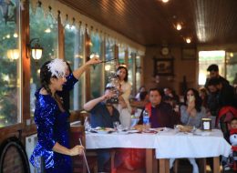 Bubble Show Balon Köpüğü Gösterisi bubble show balon kopugu gosterisi 15 İzmir Organizasyon Bubble show, bir diğer adıyla balon köpüğü gösterisi İzmir Organizasyon şirketimizin profesyonel ekibi tarafından gerçekleştirilmektedir. Hem çocukların hemde yetişkinlerin büyük bir hayranlıkla izleyeceği balon köpüğü gösterisi ile davetlilerinize eğlenceli bir gün yaşatıyoruz. Köpük balon gösterisi ile binlerce baloncuk oluşturuyor, profesyonel ekibimizle sahne gösterilerimize hız kesmeden devam ediyoruz. 15 yılı aşkın organizasyon tecrübemizle sektörde kendini kanıtlayan İzmir Organizasyon firmamız, başta İzmir olmak üzere, yakın çevresi, Ege Bölgesi ve Türkiye’nin tüm noktalarına ulaşıyoruz. Animasyon, organizasyon, ajans ve reklam, ekipman ve şişme oyuncak kiralama ve daha birçok alanda hizmet veriyoruz. Kaliteli ve son teknoloji ekipmanlarımız, profesyonel ekibimiz ve araçlarımızla istediğiniz tüm hizmetleri sizlere ulaştırıyor. Doğum günü organizasyonu, festival ve şenlik organizasyonu, AVM etkinlikleri, temalı parti organizasyonları, eğlence organizasyonu ve daha birçok organizasyonda köpük balon gösterisine yer verebilirsiniz. Bubble show – balon köpüğü gösterisi ve diğer tüm hizmetlerimiz ile ilgili bilgi almak için İzmir Organizasyon şirketimize ulaşabilirsiniz. Balon Köpüğü Gösterisi