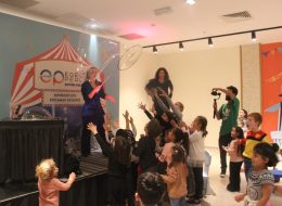 Bubble Show Balon Köpüğü Gösterisi bubble show balon kopugu gosterisi 17 İzmir Organizasyon Bubble show, bir diğer adıyla balon köpüğü gösterisi İzmir Organizasyon şirketimizin profesyonel ekibi tarafından gerçekleştirilmektedir. Hem çocukların hemde yetişkinlerin büyük bir hayranlıkla izleyeceği balon köpüğü gösterisi ile davetlilerinize eğlenceli bir gün yaşatıyoruz. Köpük balon gösterisi ile binlerce baloncuk oluşturuyor, profesyonel ekibimizle sahne gösterilerimize hız kesmeden devam ediyoruz. 15 yılı aşkın organizasyon tecrübemizle sektörde kendini kanıtlayan İzmir Organizasyon firmamız, başta İzmir olmak üzere, yakın çevresi, Ege Bölgesi ve Türkiye’nin tüm noktalarına ulaşıyoruz. Animasyon, organizasyon, ajans ve reklam, ekipman ve şişme oyuncak kiralama ve daha birçok alanda hizmet veriyoruz. Kaliteli ve son teknoloji ekipmanlarımız, profesyonel ekibimiz ve araçlarımızla istediğiniz tüm hizmetleri sizlere ulaştırıyor. Doğum günü organizasyonu, festival ve şenlik organizasyonu, AVM etkinlikleri, temalı parti organizasyonları, eğlence organizasyonu ve daha birçok organizasyonda köpük balon gösterisine yer verebilirsiniz. Bubble show – balon köpüğü gösterisi ve diğer tüm hizmetlerimiz ile ilgili bilgi almak için İzmir Organizasyon şirketimize ulaşabilirsiniz. İzmir Bubble Show