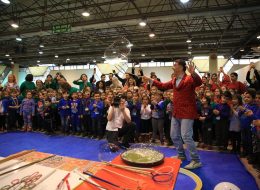 Bubble Show Balon Köpüğü Gösterisi bubble show balon kopugu gosterisi 20 İzmir Organizasyon Bubble show, bir diğer adıyla balon köpüğü gösterisi İzmir Organizasyon şirketimizin profesyonel ekibi tarafından gerçekleştirilmektedir. Hem çocukların hemde yetişkinlerin büyük bir hayranlıkla izleyeceği balon köpüğü gösterisi ile davetlilerinize eğlenceli bir gün yaşatıyoruz. Köpük balon gösterisi ile binlerce baloncuk oluşturuyor, profesyonel ekibimizle sahne gösterilerimize hız kesmeden devam ediyoruz. 15 yılı aşkın organizasyon tecrübemizle sektörde kendini kanıtlayan İzmir Organizasyon firmamız, başta İzmir olmak üzere, yakın çevresi, Ege Bölgesi ve Türkiye’nin tüm noktalarına ulaşıyoruz. Animasyon, organizasyon, ajans ve reklam, ekipman ve şişme oyuncak kiralama ve daha birçok alanda hizmet veriyoruz. Kaliteli ve son teknoloji ekipmanlarımız, profesyonel ekibimiz ve araçlarımızla istediğiniz tüm hizmetleri sizlere ulaştırıyor. Doğum günü organizasyonu, festival ve şenlik organizasyonu, AVM etkinlikleri, temalı parti organizasyonları, eğlence organizasyonu ve daha birçok organizasyonda köpük balon gösterisine yer verebilirsiniz. Bubble show – balon köpüğü gösterisi ve diğer tüm hizmetlerimiz ile ilgili bilgi almak için İzmir Organizasyon şirketimize ulaşabilirsiniz. Köpük Balon Gösterisi