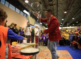 Bubble Show Balon Köpüğü Gösterisi bubble show balon kopugu gosterisi 21 İzmir Organizasyon Bubble show, bir diğer adıyla balon köpüğü gösterisi İzmir Organizasyon şirketimizin profesyonel ekibi tarafından gerçekleştirilmektedir. Hem çocukların hemde yetişkinlerin büyük bir hayranlıkla izleyeceği balon köpüğü gösterisi ile davetlilerinize eğlenceli bir gün yaşatıyoruz. Köpük balon gösterisi ile binlerce baloncuk oluşturuyor, profesyonel ekibimizle sahne gösterilerimize hız kesmeden devam ediyoruz. 15 yılı aşkın organizasyon tecrübemizle sektörde kendini kanıtlayan İzmir Organizasyon firmamız, başta İzmir olmak üzere, yakın çevresi, Ege Bölgesi ve Türkiye’nin tüm noktalarına ulaşıyoruz. Animasyon, organizasyon, ajans ve reklam, ekipman ve şişme oyuncak kiralama ve daha birçok alanda hizmet veriyoruz. Kaliteli ve son teknoloji ekipmanlarımız, profesyonel ekibimiz ve araçlarımızla istediğiniz tüm hizmetleri sizlere ulaştırıyor. Doğum günü organizasyonu, festival ve şenlik organizasyonu, AVM etkinlikleri, temalı parti organizasyonları, eğlence organizasyonu ve daha birçok organizasyonda köpük balon gösterisine yer verebilirsiniz. Bubble show – balon köpüğü gösterisi ve diğer tüm hizmetlerimiz ile ilgili bilgi almak için İzmir Organizasyon şirketimize ulaşabilirsiniz. Bubble Show Balon Köpüğü Gösterisi