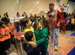 Bubble Show Balon Köpüğü Gösterisi bubble show balon kopugu gosterisi 23 İzmir Organizasyon Bubble show, bir diğer adıyla balon köpüğü gösterisi İzmir Organizasyon şirketimizin profesyonel ekibi tarafından gerçekleştirilmektedir. Hem çocukların hemde yetişkinlerin büyük bir hayranlıkla izleyeceği balon köpüğü gösterisi ile davetlilerinize eğlenceli bir gün yaşatıyoruz. Köpük balon gösterisi ile binlerce baloncuk oluşturuyor, profesyonel ekibimizle sahne gösterilerimize hız kesmeden devam ediyoruz. 15 yılı aşkın organizasyon tecrübemizle sektörde kendini kanıtlayan İzmir Organizasyon firmamız, başta İzmir olmak üzere, yakın çevresi, Ege Bölgesi ve Türkiye’nin tüm noktalarına ulaşıyoruz. Animasyon, organizasyon, ajans ve reklam, ekipman ve şişme oyuncak kiralama ve daha birçok alanda hizmet veriyoruz. Kaliteli ve son teknoloji ekipmanlarımız, profesyonel ekibimiz ve araçlarımızla istediğiniz tüm hizmetleri sizlere ulaştırıyor. Doğum günü organizasyonu, festival ve şenlik organizasyonu, AVM etkinlikleri, temalı parti organizasyonları, eğlence organizasyonu ve daha birçok organizasyonda köpük balon gösterisine yer verebilirsiniz. Bubble show – balon köpüğü gösterisi ve diğer tüm hizmetlerimiz ile ilgili bilgi almak için İzmir Organizasyon şirketimize ulaşabilirsiniz. İzmir Bubble Show