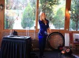 Bubble Show Balon Köpüğü Gösterisi bubble show balon kopugu gosterisi 24 İzmir Organizasyon Bubble show, bir diğer adıyla balon köpüğü gösterisi İzmir Organizasyon şirketimizin profesyonel ekibi tarafından gerçekleştirilmektedir. Hem çocukların hemde yetişkinlerin büyük bir hayranlıkla izleyeceği balon köpüğü gösterisi ile davetlilerinize eğlenceli bir gün yaşatıyoruz. Köpük balon gösterisi ile binlerce baloncuk oluşturuyor, profesyonel ekibimizle sahne gösterilerimize hız kesmeden devam ediyoruz. 15 yılı aşkın organizasyon tecrübemizle sektörde kendini kanıtlayan İzmir Organizasyon firmamız, başta İzmir olmak üzere, yakın çevresi, Ege Bölgesi ve Türkiye’nin tüm noktalarına ulaşıyoruz. Animasyon, organizasyon, ajans ve reklam, ekipman ve şişme oyuncak kiralama ve daha birçok alanda hizmet veriyoruz. Kaliteli ve son teknoloji ekipmanlarımız, profesyonel ekibimiz ve araçlarımızla istediğiniz tüm hizmetleri sizlere ulaştırıyor. Doğum günü organizasyonu, festival ve şenlik organizasyonu, AVM etkinlikleri, temalı parti organizasyonları, eğlence organizasyonu ve daha birçok organizasyonda köpük balon gösterisine yer verebilirsiniz. Bubble show – balon köpüğü gösterisi ve diğer tüm hizmetlerimiz ile ilgili bilgi almak için İzmir Organizasyon şirketimize ulaşabilirsiniz. Köpük Balon Gösterisi