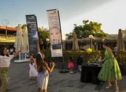 Bubble Show Balon Köpüğü Gösterisi bubble show balon kopugu gosterisi 3 İzmir Organizasyon Bubble show, bir diğer adıyla balon köpüğü gösterisi İzmir Organizasyon şirketimizin profesyonel ekibi tarafından gerçekleştirilmektedir. Hem çocukların hemde yetişkinlerin büyük bir hayranlıkla izleyeceği balon köpüğü gösterisi ile davetlilerinize eğlenceli bir gün yaşatıyoruz. Köpük balon gösterisi ile binlerce baloncuk oluşturuyor, profesyonel ekibimizle sahne gösterilerimize hız kesmeden devam ediyoruz. 15 yılı aşkın organizasyon tecrübemizle sektörde kendini kanıtlayan İzmir Organizasyon firmamız, başta İzmir olmak üzere, yakın çevresi, Ege Bölgesi ve Türkiye’nin tüm noktalarına ulaşıyoruz. Animasyon, organizasyon, ajans ve reklam, ekipman ve şişme oyuncak kiralama ve daha birçok alanda hizmet veriyoruz. Kaliteli ve son teknoloji ekipmanlarımız, profesyonel ekibimiz ve araçlarımızla istediğiniz tüm hizmetleri sizlere ulaştırıyor. Doğum günü organizasyonu, festival ve şenlik organizasyonu, AVM etkinlikleri, temalı parti organizasyonları, eğlence organizasyonu ve daha birçok organizasyonda köpük balon gösterisine yer verebilirsiniz. Bubble show – balon köpüğü gösterisi ve diğer tüm hizmetlerimiz ile ilgili bilgi almak için İzmir Organizasyon şirketimize ulaşabilirsiniz. Bubble Show Balon Köpüğü Gösterisi