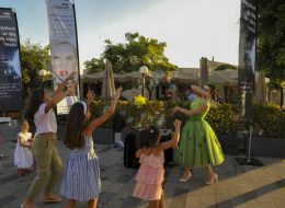 Bubble Show Balon Köpüğü Gösterisi bubble show balon kopugu gosterisi 4 İzmir Organizasyon Bubble show, bir diğer adıyla balon köpüğü gösterisi İzmir Organizasyon şirketimizin profesyonel ekibi tarafından gerçekleştirilmektedir. Hem çocukların hemde yetişkinlerin büyük bir hayranlıkla izleyeceği balon köpüğü gösterisi ile davetlilerinize eğlenceli bir gün yaşatıyoruz. Köpük balon gösterisi ile binlerce baloncuk oluşturuyor, profesyonel ekibimizle sahne gösterilerimize hız kesmeden devam ediyoruz. 15 yılı aşkın organizasyon tecrübemizle sektörde kendini kanıtlayan İzmir Organizasyon firmamız, başta İzmir olmak üzere, yakın çevresi, Ege Bölgesi ve Türkiye’nin tüm noktalarına ulaşıyoruz. Animasyon, organizasyon, ajans ve reklam, ekipman ve şişme oyuncak kiralama ve daha birçok alanda hizmet veriyoruz. Kaliteli ve son teknoloji ekipmanlarımız, profesyonel ekibimiz ve araçlarımızla istediğiniz tüm hizmetleri sizlere ulaştırıyor. Doğum günü organizasyonu, festival ve şenlik organizasyonu, AVM etkinlikleri, temalı parti organizasyonları, eğlence organizasyonu ve daha birçok organizasyonda köpük balon gösterisine yer verebilirsiniz. Bubble show – balon köpüğü gösterisi ve diğer tüm hizmetlerimiz ile ilgili bilgi almak için İzmir Organizasyon şirketimize ulaşabilirsiniz. İzmir Bubble Show