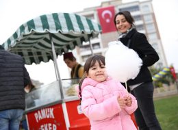 Buca Belediyesi Pırlanta Merkezi Açılış Organizasyonu buca belediyesi pirlanta merkezi acilis organizasyonu 19 İzmir Organizasyon İzmir Buca Belediyesi tarafından hayata geçirilen Pırlanta Merkezleri’ne bir yenisi daha eklendi. İzmir Organizasyon firması olarak 9 Ocak’ta hizmete sunulan Buca Belediyesi Pırlanta Merkezi açılış organizasyonuna ev sahipliği yaptık. Geleceğimiz çocuklar için sekizincisi hayata geçirilen Buca Belediyesi Pırlanta Merkezi açılış organizasyonu haftada 3 gün 3 saat çocuklara eğitim ve öz bakım hizmeti verirken ebeveynler için ise kendine ayırabilecekleri zaman dilimi oluşturarak onların spora, sosyal hayata katılımlarını artıyor. İzmir Organizasyon profesyonel ekibi ile birlikte Buca Belediyesi Pırlanta Merkezi açılış organizasyonun da Buca halkına keyifli anlar yaşattı. Buca Belediye Başkanı Levent Piriştina'nın da katılım gösterdiği açılış organizasyonu için hazırlıklar ise İzmir Organizasyon ekibi tarafından sabahın erken saatlerin de başladı. Buca Belediyesi'nin hayata geçirdiği Pırlanta Merkezi açılış organizasyonu haberimiz için yazının devamını okuyabilirsiniz. İzmir Pamuk Şekerci Kiralama