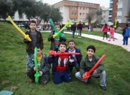 Buca Belediyesi Pırlanta Merkezi Açılış Organizasyonu buca belediyesi pirlanta merkezi acilis organizasyonu 20 İzmir Organizasyon İzmir Buca Belediyesi tarafından hayata geçirilen Pırlanta Merkezleri’ne bir yenisi daha eklendi. İzmir Organizasyon firması olarak 9 Ocak’ta hizmete sunulan Buca Belediyesi Pırlanta Merkezi açılış organizasyonuna ev sahipliği yaptık. Geleceğimiz çocuklar için sekizincisi hayata geçirilen Buca Belediyesi Pırlanta Merkezi açılış organizasyonu haftada 3 gün 3 saat çocuklara eğitim ve öz bakım hizmeti verirken ebeveynler için ise kendine ayırabilecekleri zaman dilimi oluşturarak onların spora, sosyal hayata katılımlarını artıyor. İzmir Organizasyon profesyonel ekibi ile birlikte Buca Belediyesi Pırlanta Merkezi açılış organizasyonun da Buca halkına keyifli anlar yaşattı. Buca Belediye Başkanı Levent Piriştina'nın da katılım gösterdiği açılış organizasyonu için hazırlıklar ise İzmir Organizasyon ekibi tarafından sabahın erken saatlerin de başladı. Buca Belediyesi'nin hayata geçirdiği Pırlanta Merkezi açılış organizasyonu haberimiz için yazının devamını okuyabilirsiniz. İzmir Sosis Balon Balon Katlama Servisi