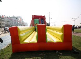 Bungee Run bungee run 10 İzmir Organizasyon Bungee run şişme oyun parkuruyla rekabet dolu anlara hazır mısınız? İzmir Organizasyon şirketimiz, yılların vermiş olduğu deneyim ve kaliteli hizmet anlayışıyla organizasyonlarınıza renk katıyor. Şişme oyun parkurları kiralama hizmetimizle ilgili detaylı bilgi almak için sismeoyuncak.com sitemizi ziyaret edebilirsiniz. İzmir Buca'da bulunan İzmir Organizasyon ofisimizin hemen yanı başında ki depoda muhafaza ettiğimiz şişme oyuncakları, istediğiniz anda sizler için temin ediyor, kurulumlarını ve nakliyesini profesyonel ekibimizle birlikte gerçekleştiriyoruz. İzmir, yakın çevresi ve Türkiye'nin dört bir noktasına ulaşıyor, %100 müşteri memnuniyeti ilkesini hedefliyoruz. Outdoor aktiviteleri, piknik organizasyonu ve aile günü etkinlikleri, kurumsal firma organizasyonları, doğum günü organizasyonu vb. etkinliklerinizde hizmetinizdeyiz. Şişme oyun parkurları ile organizasyonlarınızı renklendiriyor ve sizlere eğlenceli bir günün kapılarını aralıyoruz. Hem çocuklara hemde yetişkinlere özel temin ettiğimiz şişme oyuncaklarımızın kurulumunu ekibimizle birlikte tamamlıyoruz. Bungee run şişme oyun parkuru kiralama hizmetimizden faydalanmak için İzmir Organizasyon firmamıza ulaşabilirsiniz. Bungee Run Kiralama