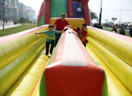 Bungee Run bungee run 2 İzmir Organizasyon Bungee run şişme oyun parkuruyla rekabet dolu anlara hazır mısınız? İzmir Organizasyon şirketimiz, yılların vermiş olduğu deneyim ve kaliteli hizmet anlayışıyla organizasyonlarınıza renk katıyor. Şişme oyun parkurları kiralama hizmetimizle ilgili detaylı bilgi almak için sismeoyuncak.com sitemizi ziyaret edebilirsiniz. İzmir Buca'da bulunan İzmir Organizasyon ofisimizin hemen yanı başında ki depoda muhafaza ettiğimiz şişme oyuncakları, istediğiniz anda sizler için temin ediyor, kurulumlarını ve nakliyesini profesyonel ekibimizle birlikte gerçekleştiriyoruz. İzmir, yakın çevresi ve Türkiye'nin dört bir noktasına ulaşıyor, %100 müşteri memnuniyeti ilkesini hedefliyoruz. Outdoor aktiviteleri, piknik organizasyonu ve aile günü etkinlikleri, kurumsal firma organizasyonları, doğum günü organizasyonu vb. etkinliklerinizde hizmetinizdeyiz. Şişme oyun parkurları ile organizasyonlarınızı renklendiriyor ve sizlere eğlenceli bir günün kapılarını aralıyoruz. Hem çocuklara hemde yetişkinlere özel temin ettiğimiz şişme oyuncaklarımızın kurulumunu ekibimizle birlikte tamamlıyoruz. Bungee run şişme oyun parkuru kiralama hizmetimizden faydalanmak için İzmir Organizasyon firmamıza ulaşabilirsiniz. İzmir Şişme Oyun Parkuru Kiralama