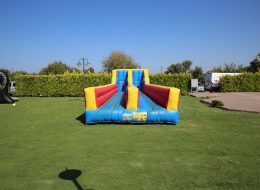 Bungee Run bungee run 7 İzmir Organizasyon Bungee run şişme oyun parkuruyla rekabet dolu anlara hazır mısınız? İzmir Organizasyon şirketimiz, yılların vermiş olduğu deneyim ve kaliteli hizmet anlayışıyla organizasyonlarınıza renk katıyor. Şişme oyun parkurları kiralama hizmetimizle ilgili detaylı bilgi almak için sismeoyuncak.com sitemizi ziyaret edebilirsiniz. İzmir Buca'da bulunan İzmir Organizasyon ofisimizin hemen yanı başında ki depoda muhafaza ettiğimiz şişme oyuncakları, istediğiniz anda sizler için temin ediyor, kurulumlarını ve nakliyesini profesyonel ekibimizle birlikte gerçekleştiriyoruz. İzmir, yakın çevresi ve Türkiye'nin dört bir noktasına ulaşıyor, %100 müşteri memnuniyeti ilkesini hedefliyoruz. Outdoor aktiviteleri, piknik organizasyonu ve aile günü etkinlikleri, kurumsal firma organizasyonları, doğum günü organizasyonu vb. etkinliklerinizde hizmetinizdeyiz. Şişme oyun parkurları ile organizasyonlarınızı renklendiriyor ve sizlere eğlenceli bir günün kapılarını aralıyoruz. Hem çocuklara hemde yetişkinlere özel temin ettiğimiz şişme oyuncaklarımızın kurulumunu ekibimizle birlikte tamamlıyoruz. Bungee run şişme oyun parkuru kiralama hizmetimizden faydalanmak için İzmir Organizasyon firmamıza ulaşabilirsiniz. Bungee Run Kiralama