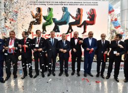 Bus World Fuarı Balon Süsleme bus world fuari balon susleme 1 İzmir Organizasyon Bus World Fuarı balon süsleme hizmeti ile İzmir Organizasyon fuar organizasyonu hizmeti vermeye devam ediyor. İzmir Organizasyon fuar organizasyonu, doğum günü organizasyonu, açılış organizasyonu vb. daha birçok organizasyonda balon süsleme ve süsleme hizmetleri sunmaktadır. Firmamızdan talep etmiş olduğunuz farklı süsleme teknikleri ile organizasyon alanında gösterişli, şık ve farklı bir atmosfer yaratmayı başarıyoruz. İstekleriniz doğrultusunda balon süsleme, bayrak süsleme, tül ve çiçek süsleme gibi profesyonel hizmetler sunuyoruz. 19-21 Nisan tarihlerinde Fuar İzmir de gerçekleşecek olan Bus World Fuarı organizasyonu için İzmir Organizasyon'a ulaşan firma yetkilisi ile yaptığımız görüşmeler doğrultusunda kendisine farklı süsleme tekniklerinden bahsettik. Fuar alanının giriş kısmında balon süslemeye yer vermek istediklerini belirten yetkiliye balon süsleme ile ilgili görseller ulaştırdık. Ayrıca balonsusleme.com.tr adresimizi incelemesini ve buradan detaylı olarak balon süslemelerimizi görebileceğini belirttik. Detaylı olarak görselleri inceleyen yetkili beyaz balonlardan hazırlanmış baskılı jumbo balon hizmetimizi tercih etti. Bizlere de büyük bir titizlik ile Bus World fuarı balon süslemesi için hazırlıkları tamamlamak kaldı. Bus World Fuarı Açılış Organizasyonu