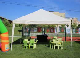 Çadır Kiralama cadir golgelik kiralama 3 İzmir Organizasyon Çadır kiralama hizmeti outdoor aktivite ve etkinliklerinde İzmir Organizasyon firmamızdan dört mevsim tercih edilmektedir. Çadır ve gölgelik kiralama her mevsim hayat kurtarıcı olmaktadır. Yaz aylarında güneşten, kış aylarında ise yağmurdan, olumsuz hava şartlarından sizi korumaya yardım olacak çadır ve gölgelik kiralama hizmetimize piknik organizasyonu, açılış organizasyonu, belediye etkinlikleri, festival ve şenlik organizasyonlarında yer verebilirsiniz. Çadır ve gölgelik alanlarını organizasyon mekanına göre konumlandırabilir, oturma grubu, servis alanı veya yemek hizmetlerini çadır ve gölgeliklerin altında gerçekleştirebilirsiniz. Ahtapot çadır, lüks çadırlar ya da gazebo çadırı organizasyon türüne ve mekanın büyüklüğüne göre tercih edebilirsiniz. İzmir Organizasyon çadır ve gölgelik kiralama hizmetlerinin yanı sıra çadır ve gölgeliklerin nakliyesini ve kurulumunu da gerçekleştiriyor. Organizasyon ve etkinliklerinizde yer verebileceğiniz ahtapot çadır, lüks çadırlar ve gazebo çadırlar ile ilgili ayrıntılı bilgi almak için yazının devamını okuyabilir, İzmir Organizasyon müşteri hizmetlerini arayarak kiralama servisimizden faydalanabilirsiniz. İzmir Gölgelik Kiralama