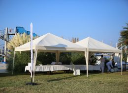 Çadır Kiralama cadir ve golgelik kiralama 1 İzmir Organizasyon Çadır kiralama hizmeti outdoor aktivite ve etkinliklerinde İzmir Organizasyon firmamızdan dört mevsim tercih edilmektedir. Çadır ve gölgelik kiralama her mevsim hayat kurtarıcı olmaktadır. Yaz aylarında güneşten, kış aylarında ise yağmurdan, olumsuz hava şartlarından sizi korumaya yardım olacak çadır ve gölgelik kiralama hizmetimize piknik organizasyonu, açılış organizasyonu, belediye etkinlikleri, festival ve şenlik organizasyonlarında yer verebilirsiniz. Çadır ve gölgelik alanlarını organizasyon mekanına göre konumlandırabilir, oturma grubu, servis alanı veya yemek hizmetlerini çadır ve gölgeliklerin altında gerçekleştirebilirsiniz. Ahtapot çadır, lüks çadırlar ya da gazebo çadırı organizasyon türüne ve mekanın büyüklüğüne göre tercih edebilirsiniz. İzmir Organizasyon çadır ve gölgelik kiralama hizmetlerinin yanı sıra çadır ve gölgeliklerin nakliyesini ve kurulumunu da gerçekleştiriyor. Organizasyon ve etkinliklerinizde yer verebileceğiniz ahtapot çadır, lüks çadırlar ve gazebo çadırlar ile ilgili ayrıntılı bilgi almak için yazının devamını okuyabilir, İzmir Organizasyon müşteri hizmetlerini arayarak kiralama servisimizden faydalanabilirsiniz. Piknik Organizasyonu Çadır ve Gölgelik Kiralama İzmir