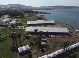 Çadır Kiralama cadir ve golgelik kiralama 3 İzmir Organizasyon Çadır kiralama hizmeti outdoor aktivite ve etkinliklerinde İzmir Organizasyon firmamızdan dört mevsim tercih edilmektedir. Çadır ve gölgelik kiralama her mevsim hayat kurtarıcı olmaktadır. Yaz aylarında güneşten, kış aylarında ise yağmurdan, olumsuz hava şartlarından sizi korumaya yardım olacak çadır ve gölgelik kiralama hizmetimize piknik organizasyonu, açılış organizasyonu, belediye etkinlikleri, festival ve şenlik organizasyonlarında yer verebilirsiniz. Çadır ve gölgelik alanlarını organizasyon mekanına göre konumlandırabilir, oturma grubu, servis alanı veya yemek hizmetlerini çadır ve gölgeliklerin altında gerçekleştirebilirsiniz. Ahtapot çadır, lüks çadırlar ya da gazebo çadırı organizasyon türüne ve mekanın büyüklüğüne göre tercih edebilirsiniz. İzmir Organizasyon çadır ve gölgelik kiralama hizmetlerinin yanı sıra çadır ve gölgeliklerin nakliyesini ve kurulumunu da gerçekleştiriyor. Organizasyon ve etkinliklerinizde yer verebileceğiniz ahtapot çadır, lüks çadırlar ve gazebo çadırlar ile ilgili ayrıntılı bilgi almak için yazının devamını okuyabilir, İzmir Organizasyon müşteri hizmetlerini arayarak kiralama servisimizden faydalanabilirsiniz. Özel Ölçülerde Çadır Kiralama İzmir