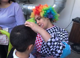 Call Art Şenlik Organizasyonu call art senlik organizasyonu 1 İzmir Organizasyon Call Art şenlik organizasyonu ile İzmir Organizasyon firması olarak çocukların doyasıya eğlendiği bir organizasyon gerçekleştirdik. İzmir Organizasyon firmamızı ve yaptığımız işleri internetten detaylı olarak inceleyen kurum yetkilisi telefon ile bizlere ulaştı. Gerçekleştirdiğimiz telefon görüşmesinde organizasyon sorumlumuzdan yüz yüze görüşme talep eden yetkili ile organizasyon detaylarını belirlemek için tarih ve saat netleştirdik. Organizasyondan uzun bir süre önce ise Call Art firmasına ziyarette bulunduk. Yaptığımız görüşmeler doğrultusunda çocukların keyif alacağını düşündüğümüz farklı hizmetlerden bahsettik kendisine. Şenlik organizasyonu deyince akla ilk gelen ve tabi ki vazgeçilmezlerden olan animasyon ekibi planlamaların içerisinde ilk belirlenen hizmetlerimizden biriydi. Çocukların yaş grubuna ve Call Art şenlik organizasyonu na katılım sağlayacak çocuk sayısına göre animasyon ekibi yönlendirmelerinde bulunduk. Hem kız çocukların hemde erkek çocukların sevdiği karakterlerden olan Minnie Mouse ve Mickey Mouse firma için sağladığımız temin ettiğimiz kostümlü karakterler hizmetlerimizden biriydi. Call Art şenlik organizasyonu ve etkinliğine katılım sağlayacak davetli sayısına göre pamuk şeker ve popcorn temin ettiğimiz hizmetlerden biriydi. Organizasyonda farklı etkinliklere de yer vermek istediğini belirten yetkili ile detaylı olarak görüşerek kum boyama ve baloncuk makinesini de o gün alanda hazırlamak üzere sözleştik. Palyaço Kiralama İzmir