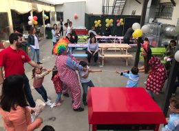 Call Art Şenlik Organizasyonu call art senlik organizasyonu 2 İzmir Organizasyon Call Art şenlik organizasyonu ile İzmir Organizasyon firması olarak çocukların doyasıya eğlendiği bir organizasyon gerçekleştirdik. İzmir Organizasyon firmamızı ve yaptığımız işleri internetten detaylı olarak inceleyen kurum yetkilisi telefon ile bizlere ulaştı. Gerçekleştirdiğimiz telefon görüşmesinde organizasyon sorumlumuzdan yüz yüze görüşme talep eden yetkili ile organizasyon detaylarını belirlemek için tarih ve saat netleştirdik. Organizasyondan uzun bir süre önce ise Call Art firmasına ziyarette bulunduk. Yaptığımız görüşmeler doğrultusunda çocukların keyif alacağını düşündüğümüz farklı hizmetlerden bahsettik kendisine. Şenlik organizasyonu deyince akla ilk gelen ve tabi ki vazgeçilmezlerden olan animasyon ekibi planlamaların içerisinde ilk belirlenen hizmetlerimizden biriydi. Çocukların yaş grubuna ve Call Art şenlik organizasyonu na katılım sağlayacak çocuk sayısına göre animasyon ekibi yönlendirmelerinde bulunduk. Hem kız çocukların hemde erkek çocukların sevdiği karakterlerden olan Minnie Mouse ve Mickey Mouse firma için sağladığımız temin ettiğimiz kostümlü karakterler hizmetlerimizden biriydi. Call Art şenlik organizasyonu ve etkinliğine katılım sağlayacak davetli sayısına göre pamuk şeker ve popcorn temin ettiğimiz hizmetlerden biriydi. Organizasyonda farklı etkinliklere de yer vermek istediğini belirten yetkili ile detaylı olarak görüşerek kum boyama ve baloncuk makinesini de o gün alanda hazırlamak üzere sözleştik. Halat Çekme Yarışı İzmir