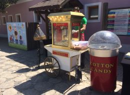 Call Art Şenlik Organizasyonu call art senlik organizasyonu 4 İzmir Organizasyon Call Art şenlik organizasyonu ile İzmir Organizasyon firması olarak çocukların doyasıya eğlendiği bir organizasyon gerçekleştirdik. İzmir Organizasyon firmamızı ve yaptığımız işleri internetten detaylı olarak inceleyen kurum yetkilisi telefon ile bizlere ulaştı. Gerçekleştirdiğimiz telefon görüşmesinde organizasyon sorumlumuzdan yüz yüze görüşme talep eden yetkili ile organizasyon detaylarını belirlemek için tarih ve saat netleştirdik. Organizasyondan uzun bir süre önce ise Call Art firmasına ziyarette bulunduk. Yaptığımız görüşmeler doğrultusunda çocukların keyif alacağını düşündüğümüz farklı hizmetlerden bahsettik kendisine. Şenlik organizasyonu deyince akla ilk gelen ve tabi ki vazgeçilmezlerden olan animasyon ekibi planlamaların içerisinde ilk belirlenen hizmetlerimizden biriydi. Çocukların yaş grubuna ve Call Art şenlik organizasyonu na katılım sağlayacak çocuk sayısına göre animasyon ekibi yönlendirmelerinde bulunduk. Hem kız çocukların hemde erkek çocukların sevdiği karakterlerden olan Minnie Mouse ve Mickey Mouse firma için sağladığımız temin ettiğimiz kostümlü karakterler hizmetlerimizden biriydi. Call Art şenlik organizasyonu ve etkinliğine katılım sağlayacak davetli sayısına göre pamuk şeker ve popcorn temin ettiğimiz hizmetlerden biriydi. Organizasyonda farklı etkinliklere de yer vermek istediğini belirten yetkili ile detaylı olarak görüşerek kum boyama ve baloncuk makinesini de o gün alanda hazırlamak üzere sözleştik. Pamuk Şekerci ve Patlamış Mısırcı Kiralama İzmir