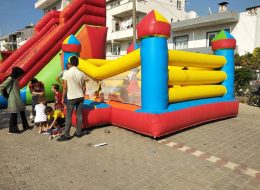 Çanakkale Toplu Sünnet Töreni Organizasyonu canakkale toplu sunnet toreni organizasyonu 2 İzmir Organizasyon Çanakkale toplu sünnet töreni organizasyonu ile İzmir Organizasyon keyifli bir organizasyona imza attı. Düğün organizasyonu, kına organizasyonu, sünnet organizasyonu ve organizasyon alanında profesyonel hizmet veren İzmir Organizasyon bu kez de Çanakkale'deydi. Tedarikçi firmanın İzmir Organizasyon firmamıza ulaşmasıyla başlayan Çanakkale toplu sünnet töreni organizasyonu süresince çocukların keyif aldığı bir organizasyon gerçekleştirildi. Tedarikçi firmayla yaptığımız görüşmeler neticesinde organizasyonda yer verilebilecek tüm hizmetleri belirledik. Şişme oyuncak, animasyon ekibi, nostaljik satıcılar, alan süsleme, masa ve sandalye kiralama, sihirbaz gösterisi ve daha birçok hizmetten bahsettik. Görüşmelerimiz uzun bir süre devam etti. Organizasyon tarihi belirlenmişti. Bizlerde yaptığımız görüşmeler neticesinde Çanakkale toplu sünnet töreni organizasyonu içerisinde yer vereceğimiz hizmetleri belirledik. Çocukların eğlenmesi ve keyifli vakit geçirmesini planlamıştık. Ekibimiz için hummalı bir çalışmanın startı verilmişti. Oyun parkurlarımızın kontrolleri yapıldı ve Çanakkale'ye götürmek üzere tüm ekipmanlarımız ve ekibimiz belirlendi. Organizasyon tarihi geldiğinde Çanakkale'ye gitmek üzere İzmir Buca'da bulunan ofisimizde ekip arkadaşlarımızla buluşarak erken saatlerde yola çıktık. Kuleli Zıp Zıp Şişme Oyuncak Kiralama Sünnet Organizasyonu Çanakkale