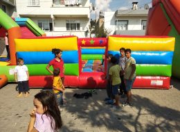 Çanakkale Toplu Sünnet Töreni Organizasyonu canakkale toplu sunnet toreni organizasyonu 4 İzmir Organizasyon Çanakkale toplu sünnet töreni organizasyonu ile İzmir Organizasyon keyifli bir organizasyona imza attı. Düğün organizasyonu, kına organizasyonu, sünnet organizasyonu ve organizasyon alanında profesyonel hizmet veren İzmir Organizasyon bu kez de Çanakkale'deydi. Tedarikçi firmanın İzmir Organizasyon firmamıza ulaşmasıyla başlayan Çanakkale toplu sünnet töreni organizasyonu süresince çocukların keyif aldığı bir organizasyon gerçekleştirildi. Tedarikçi firmayla yaptığımız görüşmeler neticesinde organizasyonda yer verilebilecek tüm hizmetleri belirledik. Şişme oyuncak, animasyon ekibi, nostaljik satıcılar, alan süsleme, masa ve sandalye kiralama, sihirbaz gösterisi ve daha birçok hizmetten bahsettik. Görüşmelerimiz uzun bir süre devam etti. Organizasyon tarihi belirlenmişti. Bizlerde yaptığımız görüşmeler neticesinde Çanakkale toplu sünnet töreni organizasyonu içerisinde yer vereceğimiz hizmetleri belirledik. Çocukların eğlenmesi ve keyifli vakit geçirmesini planlamıştık. Ekibimiz için hummalı bir çalışmanın startı verilmişti. Oyun parkurlarımızın kontrolleri yapıldı ve Çanakkale'ye götürmek üzere tüm ekipmanlarımız ve ekibimiz belirlendi. Organizasyon tarihi geldiğinde Çanakkale'ye gitmek üzere İzmir Buca'da bulunan ofisimizde ekip arkadaşlarımızla buluşarak erken saatlerde yola çıktık. Şişme Zıp Zıp Oyun Parkuru Kiralama Çanakkale