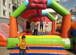 Çanakkale Toplu Sünnet Töreni Organizasyonu canakkale toplu sunnet toreni organizasyonu 5 İzmir Organizasyon Çanakkale toplu sünnet töreni organizasyonu ile İzmir Organizasyon keyifli bir organizasyona imza attı. Düğün organizasyonu, kına organizasyonu, sünnet organizasyonu ve organizasyon alanında profesyonel hizmet veren İzmir Organizasyon bu kez de Çanakkale'deydi. Tedarikçi firmanın İzmir Organizasyon firmamıza ulaşmasıyla başlayan Çanakkale toplu sünnet töreni organizasyonu süresince çocukların keyif aldığı bir organizasyon gerçekleştirildi. Tedarikçi firmayla yaptığımız görüşmeler neticesinde organizasyonda yer verilebilecek tüm hizmetleri belirledik. Şişme oyuncak, animasyon ekibi, nostaljik satıcılar, alan süsleme, masa ve sandalye kiralama, sihirbaz gösterisi ve daha birçok hizmetten bahsettik. Görüşmelerimiz uzun bir süre devam etti. Organizasyon tarihi belirlenmişti. Bizlerde yaptığımız görüşmeler neticesinde Çanakkale toplu sünnet töreni organizasyonu içerisinde yer vereceğimiz hizmetleri belirledik. Çocukların eğlenmesi ve keyifli vakit geçirmesini planlamıştık. Ekibimiz için hummalı bir çalışmanın startı verilmişti. Oyun parkurlarımızın kontrolleri yapıldı ve Çanakkale'ye götürmek üzere tüm ekipmanlarımız ve ekibimiz belirlendi. Organizasyon tarihi geldiğinde Çanakkale'ye gitmek üzere İzmir Buca'da bulunan ofisimizde ekip arkadaşlarımızla buluşarak erken saatlerde yola çıktık. Papyonlu Zıp Zıp Şişme Oyun Parkuru Kiralama Çanakkale Sünnet Organizasyonu