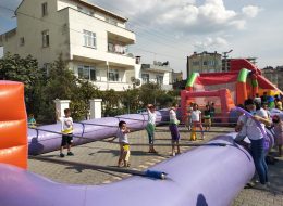 Çanakkale Toplu Sünnet Töreni Organizasyonu canakkale toplu sunnet toreni organizasyonu 6 İzmir Organizasyon Çanakkale toplu sünnet töreni organizasyonu ile İzmir Organizasyon keyifli bir organizasyona imza attı. Düğün organizasyonu, kına organizasyonu, sünnet organizasyonu ve organizasyon alanında profesyonel hizmet veren İzmir Organizasyon bu kez de Çanakkale'deydi. Tedarikçi firmanın İzmir Organizasyon firmamıza ulaşmasıyla başlayan Çanakkale toplu sünnet töreni organizasyonu süresince çocukların keyif aldığı bir organizasyon gerçekleştirildi. Tedarikçi firmayla yaptığımız görüşmeler neticesinde organizasyonda yer verilebilecek tüm hizmetleri belirledik. Şişme oyuncak, animasyon ekibi, nostaljik satıcılar, alan süsleme, masa ve sandalye kiralama, sihirbaz gösterisi ve daha birçok hizmetten bahsettik. Görüşmelerimiz uzun bir süre devam etti. Organizasyon tarihi belirlenmişti. Bizlerde yaptığımız görüşmeler neticesinde Çanakkale toplu sünnet töreni organizasyonu içerisinde yer vereceğimiz hizmetleri belirledik. Çocukların eğlenmesi ve keyifli vakit geçirmesini planlamıştık. Ekibimiz için hummalı bir çalışmanın startı verilmişti. Oyun parkurlarımızın kontrolleri yapıldı ve Çanakkale'ye götürmek üzere tüm ekipmanlarımız ve ekibimiz belirlendi. Organizasyon tarihi geldiğinde Çanakkale'ye gitmek üzere İzmir Buca'da bulunan ofisimizde ekip arkadaşlarımızla buluşarak erken saatlerde yola çıktık. Canlı Langırt Kiralama Sünnet Organizasyonu Çanakkale