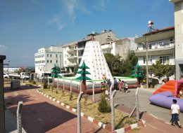 Çanakkale Toplu Sünnet Töreni Organizasyonu canakkale toplu sunnet toreni organizasyonu 7 İzmir Organizasyon Çanakkale toplu sünnet töreni organizasyonu ile İzmir Organizasyon keyifli bir organizasyona imza attı. Düğün organizasyonu, kına organizasyonu, sünnet organizasyonu ve organizasyon alanında profesyonel hizmet veren İzmir Organizasyon bu kez de Çanakkale'deydi. Tedarikçi firmanın İzmir Organizasyon firmamıza ulaşmasıyla başlayan Çanakkale toplu sünnet töreni organizasyonu süresince çocukların keyif aldığı bir organizasyon gerçekleştirildi. Tedarikçi firmayla yaptığımız görüşmeler neticesinde organizasyonda yer verilebilecek tüm hizmetleri belirledik. Şişme oyuncak, animasyon ekibi, nostaljik satıcılar, alan süsleme, masa ve sandalye kiralama, sihirbaz gösterisi ve daha birçok hizmetten bahsettik. Görüşmelerimiz uzun bir süre devam etti. Organizasyon tarihi belirlenmişti. Bizlerde yaptığımız görüşmeler neticesinde Çanakkale toplu sünnet töreni organizasyonu içerisinde yer vereceğimiz hizmetleri belirledik. Çocukların eğlenmesi ve keyifli vakit geçirmesini planlamıştık. Ekibimiz için hummalı bir çalışmanın startı verilmişti. Oyun parkurlarımızın kontrolleri yapıldı ve Çanakkale'ye götürmek üzere tüm ekipmanlarımız ve ekibimiz belirlendi. Organizasyon tarihi geldiğinde Çanakkale'ye gitmek üzere İzmir Buca'da bulunan ofisimizde ekip arkadaşlarımızla buluşarak erken saatlerde yola çıktık. Dev Tırmanma Dağı ve Şişme Oyuncak Kiralama Sünnet Organizasyonu Çanakkale