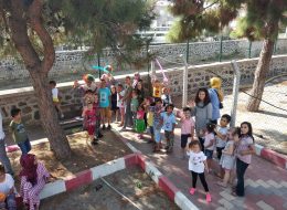 Çanakkale Toplu Sünnet Töreni Organizasyonu canakkale toplu sunnet toreni organizasyonu 8 İzmir Organizasyon Çanakkale toplu sünnet töreni organizasyonu ile İzmir Organizasyon keyifli bir organizasyona imza attı. Düğün organizasyonu, kına organizasyonu, sünnet organizasyonu ve organizasyon alanında profesyonel hizmet veren İzmir Organizasyon bu kez de Çanakkale'deydi. Tedarikçi firmanın İzmir Organizasyon firmamıza ulaşmasıyla başlayan Çanakkale toplu sünnet töreni organizasyonu süresince çocukların keyif aldığı bir organizasyon gerçekleştirildi. Tedarikçi firmayla yaptığımız görüşmeler neticesinde organizasyonda yer verilebilecek tüm hizmetleri belirledik. Şişme oyuncak, animasyon ekibi, nostaljik satıcılar, alan süsleme, masa ve sandalye kiralama, sihirbaz gösterisi ve daha birçok hizmetten bahsettik. Görüşmelerimiz uzun bir süre devam etti. Organizasyon tarihi belirlenmişti. Bizlerde yaptığımız görüşmeler neticesinde Çanakkale toplu sünnet töreni organizasyonu içerisinde yer vereceğimiz hizmetleri belirledik. Çocukların eğlenmesi ve keyifli vakit geçirmesini planlamıştık. Ekibimiz için hummalı bir çalışmanın startı verilmişti. Oyun parkurlarımızın kontrolleri yapıldı ve Çanakkale'ye götürmek üzere tüm ekipmanlarımız ve ekibimiz belirlendi. Organizasyon tarihi geldiğinde Çanakkale'ye gitmek üzere İzmir Buca'da bulunan ofisimizde ekip arkadaşlarımızla buluşarak erken saatlerde yola çıktık. Palyaço Kostümlü Karakter ve Tahta Bacak Gösterisi Çanakkale Sünnet Organizasyonu