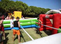 Canlı Langırt canli langirt kiralama 2 İzmir Organizasyon Canlı langırt kiralama, İzmir Organizasyon firmamızdan en çok talep edilen şişme oyun parkurlarındandır. Langırt oyunu 5'er kişilik takımlar halinde oynanır ve oyuncular göğüs hizasında bulunan bölmelere sabitlenir. Oyundaki amaç karşı kalenin takımına en fazla golü atmaktır. Yetişkin oyunlarında en fazla talep edilen şişme oyun parkurlarındandır. Canlı langırt kiralama açılış organizasyonu, şenlik organizasyonu, piknik organizasyonu, mezuniyet organizasyonu, temel atma töreni organizasyonu gibi birbirinden farklı organizasyonlarda tercih edilen oyunlardan biridir. Her yaştan kişiye hitap eden oyunda kişiler doğrudan canlı langırtın içinde olduğundan oynaması daha da eğlenceli hale gelmektedir. İnsan langırtı oyunu için oluşturulan 5'er kişilik takımlar sivil animatör gözetiminde oyuna başlamaktadır. Rekabet, eğlence ve keyif dolu anların yaşandığı langırt oyunu İzmir Organizasyon firmamızın hemen yanı başında bulunan deposunda muhafaza edilmekte ve istediğiniz tarihte temin edilebilmektedir. Langırt oyunu kadın ya da erkek farketmeksizin, İzmir Organizasyon yılların verdiği deneyimli ve profesyonel kadrosu ile sizlere kaliteli hizmetler sunmaya devam ediyor. Langırt Oyunu ve Takımlar Arasında Rekabet Anı