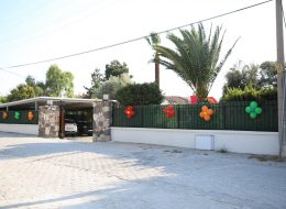 Çeşme Alaçatı Doğum Günü Organizasyonu cesme alacati dogum gunu organizasyonu 1 İzmir Organizasyon Çeşme Alaçatı doğum günü organizasyonu ile İzmir Organizasyon firmamız renkli ve bir o kadar da eğlenceli anların yaşandığı doğum günü organizasyonuna imza attı. Çocuk doğum günü organizasyonu, yetişkin doğum günü organizasyonu, temalı doğum günü organizasyonu ve organizasyon alanında hizmet veren İzmir Organizasyon firmamız sizlere unutulmayacak anlar yaşatmaktadır. Organizasyon planlaması ve organizasyon yönetiminde profesyonel hizmet alabileceğiniz ekibimiz A'dan Z'ye tüm ihtiyaçlarınıza cevap vermektedir. İntenet sitemiz ve İzmir Organizasyon Youtube kanalımız üzerinden bizleri uzun uzun inceleyen Tansu Bey, oğlu Emre'nin 7. yaş günü için unutulmayacak bir organizasyon gerçekleştirmek istediklerini söyleyerek ulaşmış bizlere. Telefon görüşmemiz sonrasında İzmir Buca'da bulunan İzmir Organizasyon ofisimizi ziyaret eden Tansu Bey ile Çeşme Alaçatı doğum günü organizasyonu içerisinde neler yapılabileceğini detaylı olarak görüştük. Şişme oyun parkurları, çocukların ilgisini çekecek muhteşem bir sihirbaz gösterisi, sivil animatörler, balon süslemeleri ve daha birçok detaya görüşmelerimiz esnasında yer verdik. Organizasyon tarihi belirlenmiş ve son olarak organizasyon saatini kararlaştırmak kalmıştı. Papatya Balon Süsleme Çeşme Doğum Günü Organizasyonu