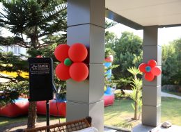 Çeşme Alaçatı Doğum Günü Organizasyonu cesme alacati dogum gunu organizasyonu 10 İzmir Organizasyon Çeşme Alaçatı doğum günü organizasyonu ile İzmir Organizasyon firmamız renkli ve bir o kadar da eğlenceli anların yaşandığı doğum günü organizasyonuna imza attı. Çocuk doğum günü organizasyonu, yetişkin doğum günü organizasyonu, temalı doğum günü organizasyonu ve organizasyon alanında hizmet veren İzmir Organizasyon firmamız sizlere unutulmayacak anlar yaşatmaktadır. Organizasyon planlaması ve organizasyon yönetiminde profesyonel hizmet alabileceğiniz ekibimiz A'dan Z'ye tüm ihtiyaçlarınıza cevap vermektedir. İntenet sitemiz ve İzmir Organizasyon Youtube kanalımız üzerinden bizleri uzun uzun inceleyen Tansu Bey, oğlu Emre'nin 7. yaş günü için unutulmayacak bir organizasyon gerçekleştirmek istediklerini söyleyerek ulaşmış bizlere. Telefon görüşmemiz sonrasında İzmir Buca'da bulunan İzmir Organizasyon ofisimizi ziyaret eden Tansu Bey ile Çeşme Alaçatı doğum günü organizasyonu içerisinde neler yapılabileceğini detaylı olarak görüştük. Şişme oyun parkurları, çocukların ilgisini çekecek muhteşem bir sihirbaz gösterisi, sivil animatörler, balon süslemeleri ve daha birçok detaya görüşmelerimiz esnasında yer verdik. Organizasyon tarihi belirlenmiş ve son olarak organizasyon saatini kararlaştırmak kalmıştı. Doğum Günü Organizasyonu Balon Süsleme ve Ses Sistemi Kiralama