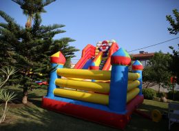 Çeşme Alaçatı Doğum Günü Organizasyonu cesme alacati dogum gunu organizasyonu 11 İzmir Organizasyon Çeşme Alaçatı doğum günü organizasyonu ile İzmir Organizasyon firmamız renkli ve bir o kadar da eğlenceli anların yaşandığı doğum günü organizasyonuna imza attı. Çocuk doğum günü organizasyonu, yetişkin doğum günü organizasyonu, temalı doğum günü organizasyonu ve organizasyon alanında hizmet veren İzmir Organizasyon firmamız sizlere unutulmayacak anlar yaşatmaktadır. Organizasyon planlaması ve organizasyon yönetiminde profesyonel hizmet alabileceğiniz ekibimiz A'dan Z'ye tüm ihtiyaçlarınıza cevap vermektedir. İntenet sitemiz ve İzmir Organizasyon Youtube kanalımız üzerinden bizleri uzun uzun inceleyen Tansu Bey, oğlu Emre'nin 7. yaş günü için unutulmayacak bir organizasyon gerçekleştirmek istediklerini söyleyerek ulaşmış bizlere. Telefon görüşmemiz sonrasında İzmir Buca'da bulunan İzmir Organizasyon ofisimizi ziyaret eden Tansu Bey ile Çeşme Alaçatı doğum günü organizasyonu içerisinde neler yapılabileceğini detaylı olarak görüştük. Şişme oyun parkurları, çocukların ilgisini çekecek muhteşem bir sihirbaz gösterisi, sivil animatörler, balon süslemeleri ve daha birçok detaya görüşmelerimiz esnasında yer verdik. Organizasyon tarihi belirlenmiş ve son olarak organizasyon saatini kararlaştırmak kalmıştı. Zıp Zıp Şişme Çocuk Oyuncakları Kiralama Alaçatı