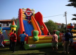 Çeşme Alaçatı Doğum Günü Organizasyonu cesme alacati dogum gunu organizasyonu 12 İzmir Organizasyon Çeşme Alaçatı doğum günü organizasyonu ile İzmir Organizasyon firmamız renkli ve bir o kadar da eğlenceli anların yaşandığı doğum günü organizasyonuna imza attı. Çocuk doğum günü organizasyonu, yetişkin doğum günü organizasyonu, temalı doğum günü organizasyonu ve organizasyon alanında hizmet veren İzmir Organizasyon firmamız sizlere unutulmayacak anlar yaşatmaktadır. Organizasyon planlaması ve organizasyon yönetiminde profesyonel hizmet alabileceğiniz ekibimiz A'dan Z'ye tüm ihtiyaçlarınıza cevap vermektedir. İntenet sitemiz ve İzmir Organizasyon Youtube kanalımız üzerinden bizleri uzun uzun inceleyen Tansu Bey, oğlu Emre'nin 7. yaş günü için unutulmayacak bir organizasyon gerçekleştirmek istediklerini söyleyerek ulaşmış bizlere. Telefon görüşmemiz sonrasında İzmir Buca'da bulunan İzmir Organizasyon ofisimizi ziyaret eden Tansu Bey ile Çeşme Alaçatı doğum günü organizasyonu içerisinde neler yapılabileceğini detaylı olarak görüştük. Şişme oyun parkurları, çocukların ilgisini çekecek muhteşem bir sihirbaz gösterisi, sivil animatörler, balon süslemeleri ve daha birçok detaya görüşmelerimiz esnasında yer verdik. Organizasyon tarihi belirlenmiş ve son olarak organizasyon saatini kararlaştırmak kalmıştı. Şişme Kaydırak Kiralama Doğum Günü Organizasyonu Çeşme