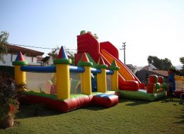 Çeşme Alaçatı Doğum Günü Organizasyonu cesme alacati dogum gunu organizasyonu 3 İzmir Organizasyon Çeşme Alaçatı doğum günü organizasyonu ile İzmir Organizasyon firmamız renkli ve bir o kadar da eğlenceli anların yaşandığı doğum günü organizasyonuna imza attı. Çocuk doğum günü organizasyonu, yetişkin doğum günü organizasyonu, temalı doğum günü organizasyonu ve organizasyon alanında hizmet veren İzmir Organizasyon firmamız sizlere unutulmayacak anlar yaşatmaktadır. Organizasyon planlaması ve organizasyon yönetiminde profesyonel hizmet alabileceğiniz ekibimiz A'dan Z'ye tüm ihtiyaçlarınıza cevap vermektedir. İntenet sitemiz ve İzmir Organizasyon Youtube kanalımız üzerinden bizleri uzun uzun inceleyen Tansu Bey, oğlu Emre'nin 7. yaş günü için unutulmayacak bir organizasyon gerçekleştirmek istediklerini söyleyerek ulaşmış bizlere. Telefon görüşmemiz sonrasında İzmir Buca'da bulunan İzmir Organizasyon ofisimizi ziyaret eden Tansu Bey ile Çeşme Alaçatı doğum günü organizasyonu içerisinde neler yapılabileceğini detaylı olarak görüştük. Şişme oyun parkurları, çocukların ilgisini çekecek muhteşem bir sihirbaz gösterisi, sivil animatörler, balon süslemeleri ve daha birçok detaya görüşmelerimiz esnasında yer verdik. Organizasyon tarihi belirlenmiş ve son olarak organizasyon saatini kararlaştırmak kalmıştı. Kuleli Zıp Zıp Şişme Oyuncak Kiralama Doğum Günü Organizasyonu Çeşme