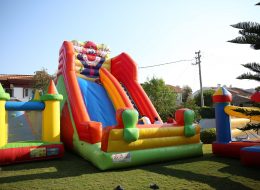 Çeşme Alaçatı Doğum Günü Organizasyonu cesme alacati dogum gunu organizasyonu 4 İzmir Organizasyon Çeşme Alaçatı doğum günü organizasyonu ile İzmir Organizasyon firmamız renkli ve bir o kadar da eğlenceli anların yaşandığı doğum günü organizasyonuna imza attı. Çocuk doğum günü organizasyonu, yetişkin doğum günü organizasyonu, temalı doğum günü organizasyonu ve organizasyon alanında hizmet veren İzmir Organizasyon firmamız sizlere unutulmayacak anlar yaşatmaktadır. Organizasyon planlaması ve organizasyon yönetiminde profesyonel hizmet alabileceğiniz ekibimiz A'dan Z'ye tüm ihtiyaçlarınıza cevap vermektedir. İntenet sitemiz ve İzmir Organizasyon Youtube kanalımız üzerinden bizleri uzun uzun inceleyen Tansu Bey, oğlu Emre'nin 7. yaş günü için unutulmayacak bir organizasyon gerçekleştirmek istediklerini söyleyerek ulaşmış bizlere. Telefon görüşmemiz sonrasında İzmir Buca'da bulunan İzmir Organizasyon ofisimizi ziyaret eden Tansu Bey ile Çeşme Alaçatı doğum günü organizasyonu içerisinde neler yapılabileceğini detaylı olarak görüştük. Şişme oyun parkurları, çocukların ilgisini çekecek muhteşem bir sihirbaz gösterisi, sivil animatörler, balon süslemeleri ve daha birçok detaya görüşmelerimiz esnasında yer verdik. Organizasyon tarihi belirlenmiş ve son olarak organizasyon saatini kararlaştırmak kalmıştı. Dev Palyaço Kaydırak Kiralama Çeşme Doğum Günü Organizasyonu