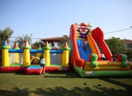 Çeşme Alaçatı Doğum Günü Organizasyonu cesme alacati dogum gunu organizasyonu 5 İzmir Organizasyon Çeşme Alaçatı doğum günü organizasyonu ile İzmir Organizasyon firmamız renkli ve bir o kadar da eğlenceli anların yaşandığı doğum günü organizasyonuna imza attı. Çocuk doğum günü organizasyonu, yetişkin doğum günü organizasyonu, temalı doğum günü organizasyonu ve organizasyon alanında hizmet veren İzmir Organizasyon firmamız sizlere unutulmayacak anlar yaşatmaktadır. Organizasyon planlaması ve organizasyon yönetiminde profesyonel hizmet alabileceğiniz ekibimiz A'dan Z'ye tüm ihtiyaçlarınıza cevap vermektedir. İntenet sitemiz ve İzmir Organizasyon Youtube kanalımız üzerinden bizleri uzun uzun inceleyen Tansu Bey, oğlu Emre'nin 7. yaş günü için unutulmayacak bir organizasyon gerçekleştirmek istediklerini söyleyerek ulaşmış bizlere. Telefon görüşmemiz sonrasında İzmir Buca'da bulunan İzmir Organizasyon ofisimizi ziyaret eden Tansu Bey ile Çeşme Alaçatı doğum günü organizasyonu içerisinde neler yapılabileceğini detaylı olarak görüştük. Şişme oyun parkurları, çocukların ilgisini çekecek muhteşem bir sihirbaz gösterisi, sivil animatörler, balon süslemeleri ve daha birçok detaya görüşmelerimiz esnasında yer verdik. Organizasyon tarihi belirlenmiş ve son olarak organizasyon saatini kararlaştırmak kalmıştı. Şişme Oyuncak Kiralama Çeşme Doğum Günü Organizasyonu