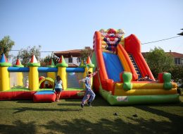 Çeşme Alaçatı Doğum Günü Organizasyonu cesme alacati dogum gunu organizasyonu 6 İzmir Organizasyon Çeşme Alaçatı doğum günü organizasyonu ile İzmir Organizasyon firmamız renkli ve bir o kadar da eğlenceli anların yaşandığı doğum günü organizasyonuna imza attı. Çocuk doğum günü organizasyonu, yetişkin doğum günü organizasyonu, temalı doğum günü organizasyonu ve organizasyon alanında hizmet veren İzmir Organizasyon firmamız sizlere unutulmayacak anlar yaşatmaktadır. Organizasyon planlaması ve organizasyon yönetiminde profesyonel hizmet alabileceğiniz ekibimiz A'dan Z'ye tüm ihtiyaçlarınıza cevap vermektedir. İntenet sitemiz ve İzmir Organizasyon Youtube kanalımız üzerinden bizleri uzun uzun inceleyen Tansu Bey, oğlu Emre'nin 7. yaş günü için unutulmayacak bir organizasyon gerçekleştirmek istediklerini söyleyerek ulaşmış bizlere. Telefon görüşmemiz sonrasında İzmir Buca'da bulunan İzmir Organizasyon ofisimizi ziyaret eden Tansu Bey ile Çeşme Alaçatı doğum günü organizasyonu içerisinde neler yapılabileceğini detaylı olarak görüştük. Şişme oyun parkurları, çocukların ilgisini çekecek muhteşem bir sihirbaz gösterisi, sivil animatörler, balon süslemeleri ve daha birçok detaya görüşmelerimiz esnasında yer verdik. Organizasyon tarihi belirlenmiş ve son olarak organizasyon saatini kararlaştırmak kalmıştı. Palyaço Kiralama ve Şişme Oyuncak Temini Çeşme