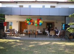 Çeşme Alaçatı Doğum Günü Organizasyonu cesme alacati dogum gunu organizasyonu 7 İzmir Organizasyon Çeşme Alaçatı doğum günü organizasyonu ile İzmir Organizasyon firmamız renkli ve bir o kadar da eğlenceli anların yaşandığı doğum günü organizasyonuna imza attı. Çocuk doğum günü organizasyonu, yetişkin doğum günü organizasyonu, temalı doğum günü organizasyonu ve organizasyon alanında hizmet veren İzmir Organizasyon firmamız sizlere unutulmayacak anlar yaşatmaktadır. Organizasyon planlaması ve organizasyon yönetiminde profesyonel hizmet alabileceğiniz ekibimiz A'dan Z'ye tüm ihtiyaçlarınıza cevap vermektedir. İntenet sitemiz ve İzmir Organizasyon Youtube kanalımız üzerinden bizleri uzun uzun inceleyen Tansu Bey, oğlu Emre'nin 7. yaş günü için unutulmayacak bir organizasyon gerçekleştirmek istediklerini söyleyerek ulaşmış bizlere. Telefon görüşmemiz sonrasında İzmir Buca'da bulunan İzmir Organizasyon ofisimizi ziyaret eden Tansu Bey ile Çeşme Alaçatı doğum günü organizasyonu içerisinde neler yapılabileceğini detaylı olarak görüştük. Şişme oyun parkurları, çocukların ilgisini çekecek muhteşem bir sihirbaz gösterisi, sivil animatörler, balon süslemeleri ve daha birçok detaya görüşmelerimiz esnasında yer verdik. Organizasyon tarihi belirlenmiş ve son olarak organizasyon saatini kararlaştırmak kalmıştı. Ses Sistemi Kiralama Doğum Günü Organizasyonu Çeşme