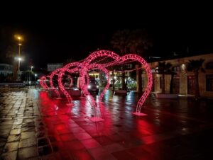 Çeşme Belediyesi Konser Organizasyonu & Sevgililer Günü Meydan Süslemeleri cesme belediyesi konser organizasyonu sevgililer gunu meydan suslemeleri 1 İzmir Organizasyon 14 Şubat Sevgililer Günü coşkusunu Çeşme sokaklarına taşıdık! İzmir Organizasyon olarak, Çeşme Belediyesi iş birliği ile gerçekleştirdiğimiz projede, hem Çeşme Meydanı'nı hem de Alaçatı'nın büyülü sokaklarını aşkın rengine boyadık. Çeşme Belediyesi Konser Organizasyonu & Sevgililer Günü Meydan Süslemeleri cesme belediyesi konser organizasyonu sevgililer gunu meydan suslemeleri 1 İzmir Organizasyon