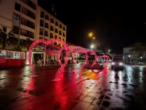 Çeşme Belediyesi Konser Organizasyonu & Sevgililer Günü Meydan Süslemeleri cesme belediyesi konser organizasyonu sevgililer gunu meydan suslemeleri 2 İzmir Organizasyon 14 Şubat Sevgililer Günü coşkusunu Çeşme sokaklarına taşıdık! İzmir Organizasyon olarak, Çeşme Belediyesi iş birliği ile gerçekleştirdiğimiz projede, hem Çeşme Meydanı'nı hem de Alaçatı'nın büyülü sokaklarını aşkın rengine boyadık. Çeşme Belediyesi Konser Organizasyonu & Sevgililer Günü Meydan Süslemeleri cesme belediyesi konser organizasyonu sevgililer gunu meydan suslemeleri 2 İzmir Organizasyon