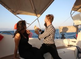 Benimle Evlenir Misin Sorusuna Gelen Evet Cevabını Şampanya Patlatarak Kutlama