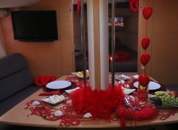 İzmir Teknede Evlilik Teklifi Organizasyonu Masa Süsleme