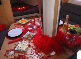 Körfezde Evlenme Teklifi Organizasyonu Yemek Masası Süsleme