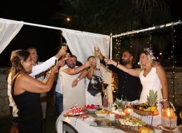 Çeşme’de Butik Otelde Evlilik Yıldönümü Organizasyonu cesmede butik otelde evlilik yildonumu organizasyonu 1 İzmir Organizasyon Çeşme’de restoranda evlilik yıl dönümü organizasyonu, Çeşme’de kumsalda evlilik yıl dönümü organizasyonu, Çeşme’de teknede evlilik yıl dönümü organizasyonu, Çeşme’de butik otelde evlilik yıl dönümü organizasyonu. Cenap bey önce izlediği video kliplerde kumsalda evlilik yıl dönümü organizasyonunu beğendiğini dile getirdi ancak sonrasında kum ve rüzgarın olumsuz etkini göz önünde bulundurarak Çeşme’de butik otelde evlilik yıl dönümü organizasyonu ile ilgili karar kıldı. Cenap bey ile tüm detayları konuşup planlamamızı yaptık ve artık ertesi gün yapılacak olan Çeşme’de butik otelde evlilik yıl dönümü organizasyonu ile ilgili çalışmalarımıza başladık. Çeşme’de Butik Otelde Evlilik Yıl dönümü Organizasyonu