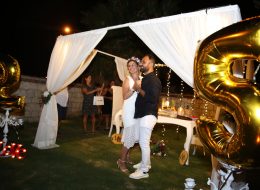 Çeşme’de Butik Otelde Evlilik Yıldönümü Organizasyonu cesmede butik otelde evlilik yildonumu organizasyonu 14 İzmir Organizasyon Çeşme’de restoranda evlilik yıl dönümü organizasyonu, Çeşme’de kumsalda evlilik yıl dönümü organizasyonu, Çeşme’de teknede evlilik yıl dönümü organizasyonu, Çeşme’de butik otelde evlilik yıl dönümü organizasyonu. Cenap bey önce izlediği video kliplerde kumsalda evlilik yıl dönümü organizasyonunu beğendiğini dile getirdi ancak sonrasında kum ve rüzgarın olumsuz etkini göz önünde bulundurarak Çeşme’de butik otelde evlilik yıl dönümü organizasyonu ile ilgili karar kıldı. Cenap bey ile tüm detayları konuşup planlamamızı yaptık ve artık ertesi gün yapılacak olan Çeşme’de butik otelde evlilik yıl dönümü organizasyonu ile ilgili çalışmalarımıza başladık. Çeşme’de Butik Otelde Evlilik Yıl dönümü Organizasyonu