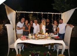 Çeşme’de Butik Otelde Evlilik Yıldönümü Organizasyonu cesmede butik otelde evlilik yildonumu organizasyonu 15 İzmir Organizasyon Çeşme’de restoranda evlilik yıl dönümü organizasyonu, Çeşme’de kumsalda evlilik yıl dönümü organizasyonu, Çeşme’de teknede evlilik yıl dönümü organizasyonu, Çeşme’de butik otelde evlilik yıl dönümü organizasyonu. Cenap bey önce izlediği video kliplerde kumsalda evlilik yıl dönümü organizasyonunu beğendiğini dile getirdi ancak sonrasında kum ve rüzgarın olumsuz etkini göz önünde bulundurarak Çeşme’de butik otelde evlilik yıl dönümü organizasyonu ile ilgili karar kıldı. Cenap bey ile tüm detayları konuşup planlamamızı yaptık ve artık ertesi gün yapılacak olan Çeşme’de butik otelde evlilik yıl dönümü organizasyonu ile ilgili çalışmalarımıza başladık. Çeşme’de Butik Otelde Evlilik Yıl dönümü Organizasyonu