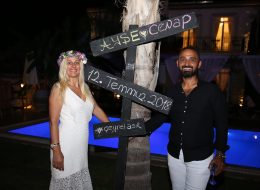 Çeşme’de Butik Otelde Evlilik Yıldönümü Organizasyonu cesmede butik otelde evlilik yildonumu organizasyonu 2 İzmir Organizasyon Çeşme’de restoranda evlilik yıl dönümü organizasyonu, Çeşme’de kumsalda evlilik yıl dönümü organizasyonu, Çeşme’de teknede evlilik yıl dönümü organizasyonu, Çeşme’de butik otelde evlilik yıl dönümü organizasyonu. Cenap bey önce izlediği video kliplerde kumsalda evlilik yıl dönümü organizasyonunu beğendiğini dile getirdi ancak sonrasında kum ve rüzgarın olumsuz etkini göz önünde bulundurarak Çeşme’de butik otelde evlilik yıl dönümü organizasyonu ile ilgili karar kıldı. Cenap bey ile tüm detayları konuşup planlamamızı yaptık ve artık ertesi gün yapılacak olan Çeşme’de butik otelde evlilik yıl dönümü organizasyonu ile ilgili çalışmalarımıza başladık. Çeşme’de Butik Otelde Evlilik Yıl dönümü Organizasyonu